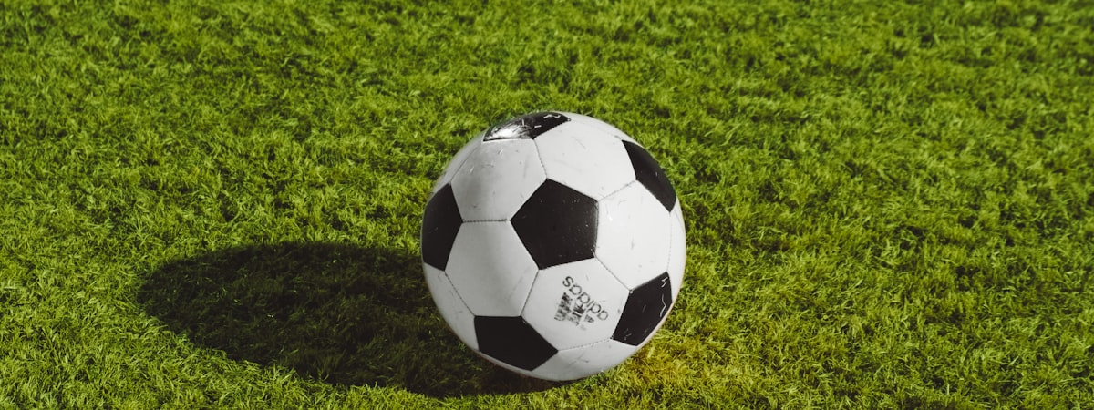 中国球迷通过手机和电脑观看高清足球直播的场景示意图